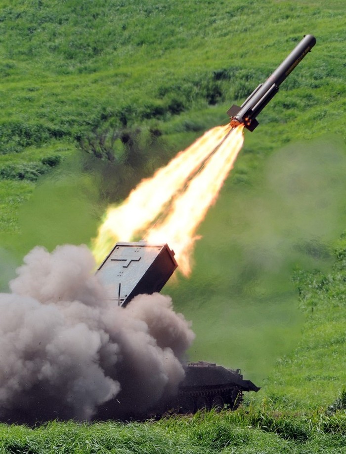 Tên lửa phá mìn được phóng đi từ bệ phóng cơ động